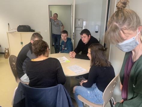 Réunion de travail entre les jeunes et les cadres de Artois Mobilités